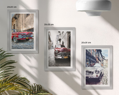 Conjunto de 3 quadros decorativos Carros clássicos em diferentes cores nas ruas da cidade