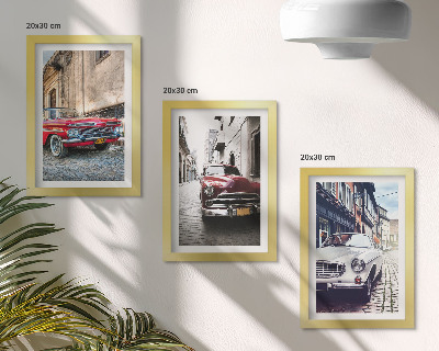 Conjunto de 3 quadros decorativos Carros clássicos em diferentes cores nas ruas da cidade