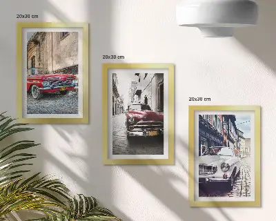 Conjunto de 3 quadros decorativos com carros clássicos coloridos em ruas urbanas