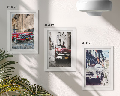 Conjunto de 3 quadros decorativos Carros clássicos em diferentes cores nas ruas da cidade