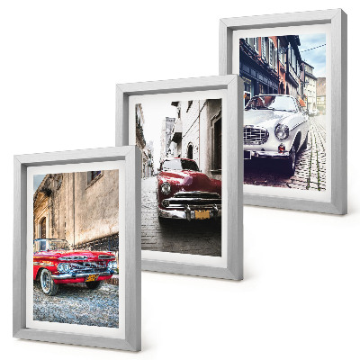Conjunto de 3 quadros decorativos Carros clássicos em diferentes cores nas ruas da cidade