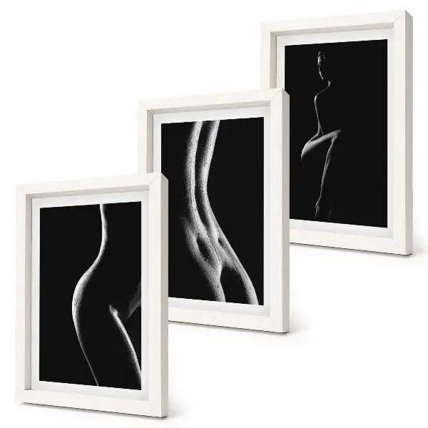 Tríptico com moldura e silhuetas femininas em preto e branco estilo erótico
