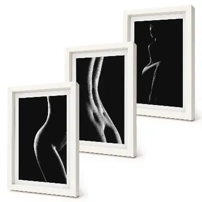 Tríptico com moldura e silhuetas femininas em preto e branco estilo erótico