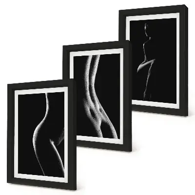 Tríptico com moldura e silhuetas femininas em preto e branco estilo erótico