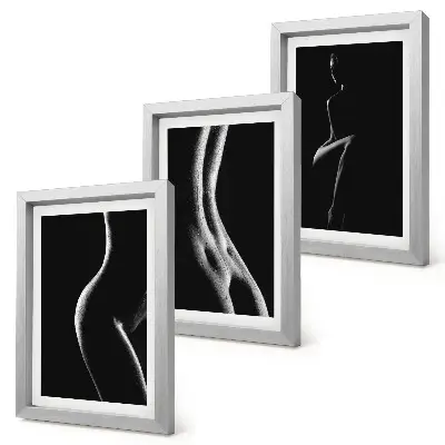 Tríptico com moldura e silhuetas femininas em preto e branco estilo erótico
