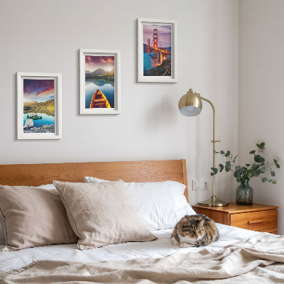Conjunto de 3 quadros decorativos Vista para as montanhas com lagos, barcos e uma ponte.