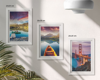 Conjunto de 3 quadros decorativos Vista para as montanhas com lagos, barcos e uma ponte.