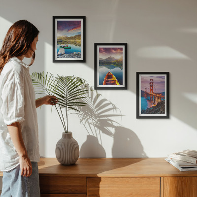 Conjunto de 3 quadros decorativos Vista para as montanhas com lagos, barcos e uma ponte.