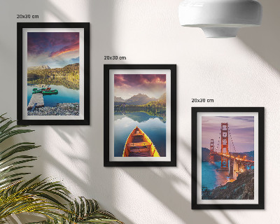 Conjunto de 3 quadros decorativos Vista para as montanhas com lagos, barcos e uma ponte.
