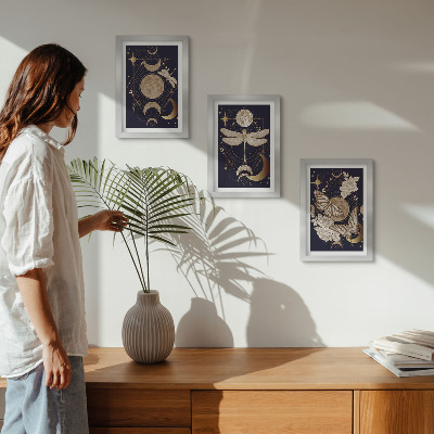 Tríptico com moldura Motivos da natureza com a lua, o espaço e flores.