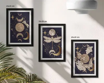 Tríptico com moldura com motivos da natureza destacando a lua, o espaço e as flores