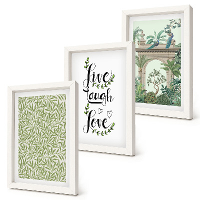 Conjunto de 3 quadros decorativos Folhas verdes, inscrições e plantas exóticas na arquitetura.