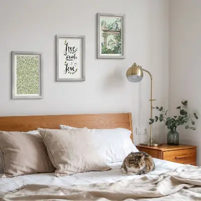 Conjunto de 3 quadros decorativos com estampas de folhas verdes, inscrições e plantas exóticas