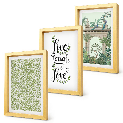 Conjunto de 3 quadros decorativos Folhas verdes, inscrições e plantas exóticas na arquitetura.