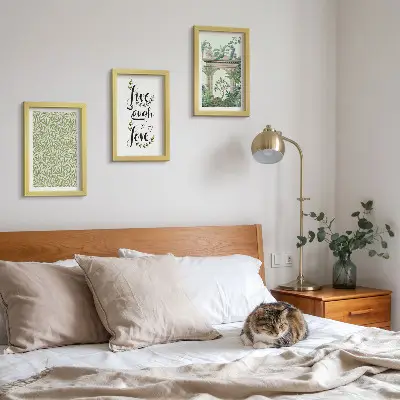 Conjunto de 3 quadros decorativos com estampas de folhas verdes, inscrições e plantas exóticas
