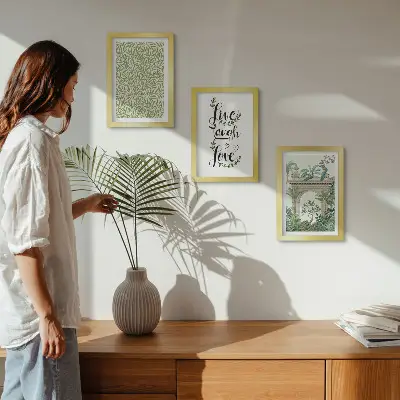 Conjunto de 3 quadros decorativos com estampas de folhas verdes, inscrições e plantas exóticas