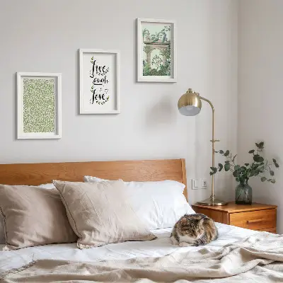 Conjunto de 3 quadros decorativos com estampas de folhas verdes, inscrições e plantas exóticas