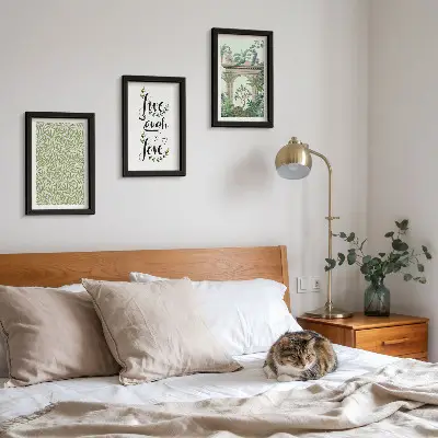 Conjunto de 3 quadros decorativos com estampas de folhas verdes, inscrições e plantas exóticas