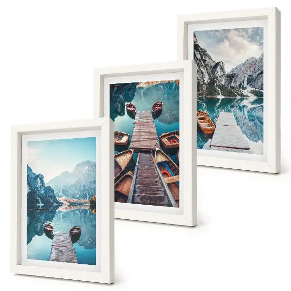 Conjunto de quadros com imagens lago tranquilo com píeres de madeira e barcos