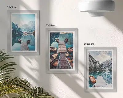 Conjunto de quadros com imagens lago tranquilo com píeres de madeira e barcos