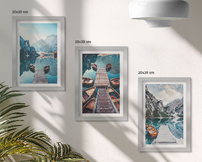 Conjunto de molduras com imagens Um lago tranquilo com píeres de madeira e barcos.