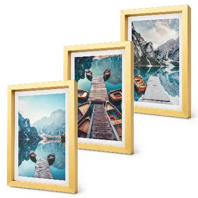 Conjunto de quadros com imagens lago tranquilo com píeres de madeira e barcos