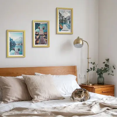 Conjunto de quadros com imagens lago tranquilo com píeres de madeira e barcos