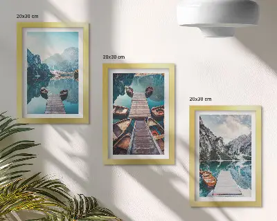 Conjunto de quadros com imagens lago tranquilo com píeres de madeira e barcos