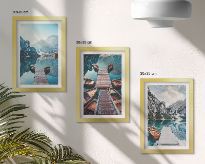 Conjunto de molduras com imagens Um lago tranquilo com píeres de madeira e barcos.