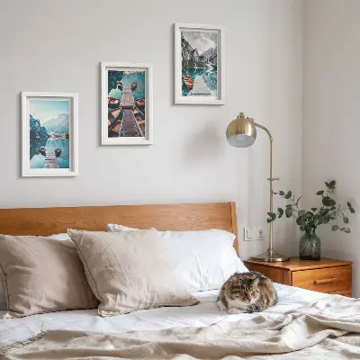 Conjunto de quadros com imagens lago tranquilo com píeres de madeira e barcos