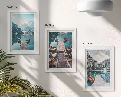 Conjunto de quadros com imagens lago tranquilo com píeres de madeira e barcos