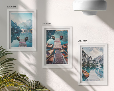 Conjunto de molduras com imagens Um lago tranquilo com píeres de madeira e barcos.