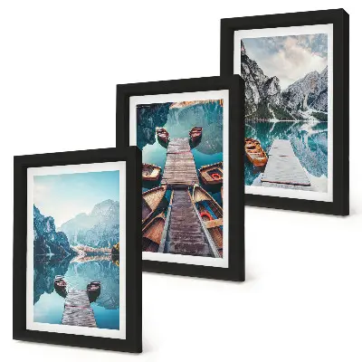 Conjunto de quadros com imagens lago tranquilo com píeres de madeira e barcos