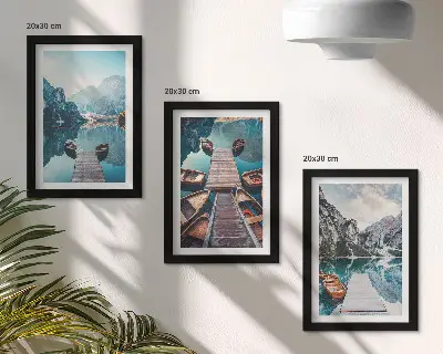 Conjunto de quadros com imagens lago tranquilo com píeres de madeira e barcos