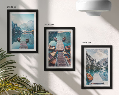 Conjunto de molduras com imagens Um lago tranquilo com píeres de madeira e barcos.