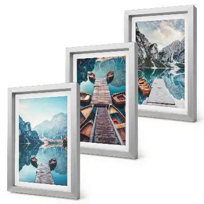 Conjunto de quadros com imagens lago tranquilo com píeres de madeira e barcos