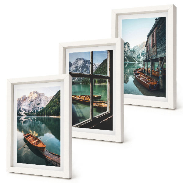 Tríptico com moldura Vista de um lago de montanha com barcos e uma casa à beira da água.