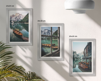 Tríptico com moldura Vista de um lago de montanha com barcos e uma casa à beira da água.