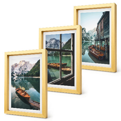 Tríptico com moldura Vista de um lago de montanha com barcos e uma casa à beira da água.