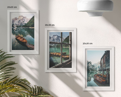 Tríptico com moldura Vista de um lago de montanha com barcos e uma casa à beira da água.