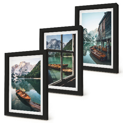 Tríptico com moldura Vista de um lago de montanha com barcos e uma casa à beira da água.