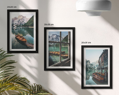 Tríptico com moldura Vista de um lago de montanha com barcos e uma casa à beira da água.