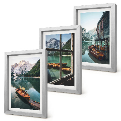 Tríptico com moldura Vista de um lago de montanha com barcos e uma casa à beira da água.