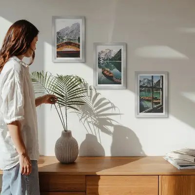 Conjunto de 3 quadros decorativos paisagem de lago de montanha com barcos e janela