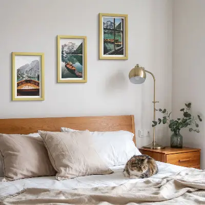 Conjunto de 3 quadros decorativos paisagem de lago de montanha com barcos e janela
