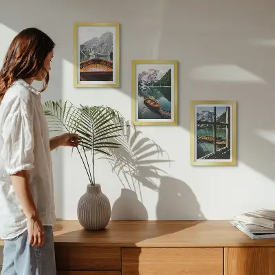 Conjunto de 3 quadros decorativos paisagem de lago de montanha com barcos e janela