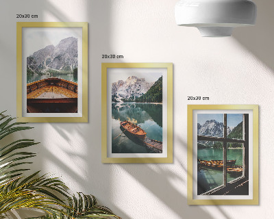Conjunto de 3 quadros decorativos Vista de um lago de montanha com barcos e uma janela ao fundo.