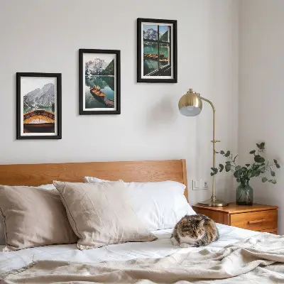 Conjunto de 3 quadros decorativos paisagem de lago de montanha com barcos e janela