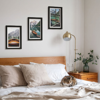 Conjunto de 3 quadros decorativos Vista de um lago de montanha com barcos e uma janela ao fundo.