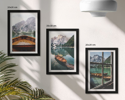 Conjunto de 3 quadros decorativos Vista de um lago de montanha com barcos e uma janela ao fundo.